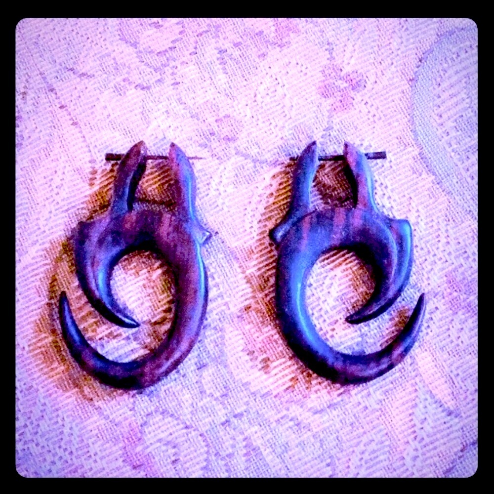 Vintage/ Grunge Claw-Design Wood Earrings